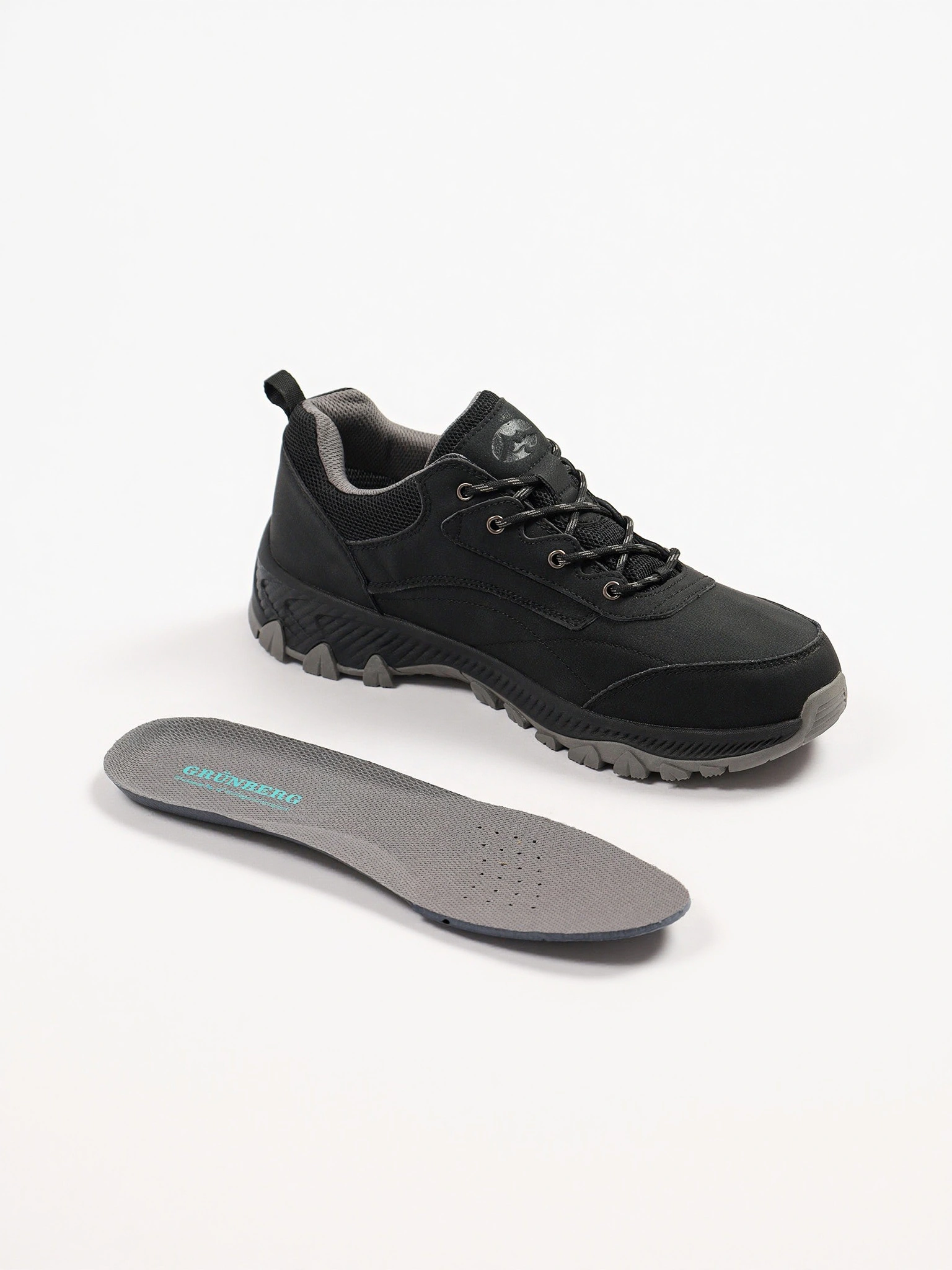 Кроссовки комбинированные черного цвета на рельефной подошве